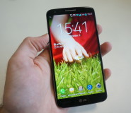 LG_G2_in_hand